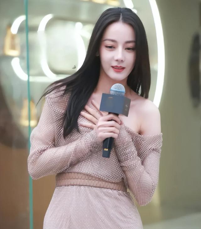 看了迪丽热巴捂胸口，终于知道女明星们有多害怕走光了！