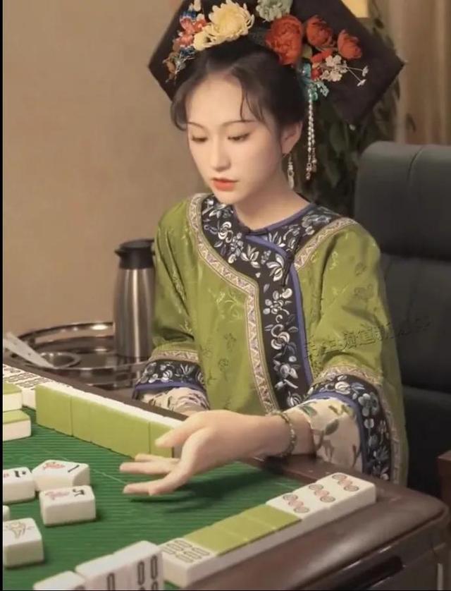 成都姑娘穿清宫服打麻将火了！她们美得让人对清朝服装刮目相看