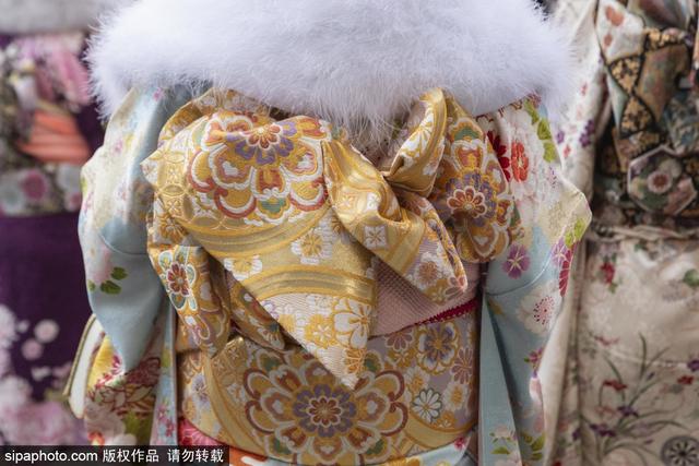 笑靥如花！日本明治神宫举行成人礼 年轻女孩身穿和服拍照