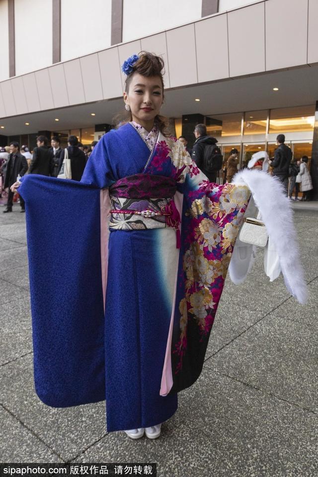 笑靥如花！日本明治神宫举行成人礼 年轻女孩身穿和服拍照