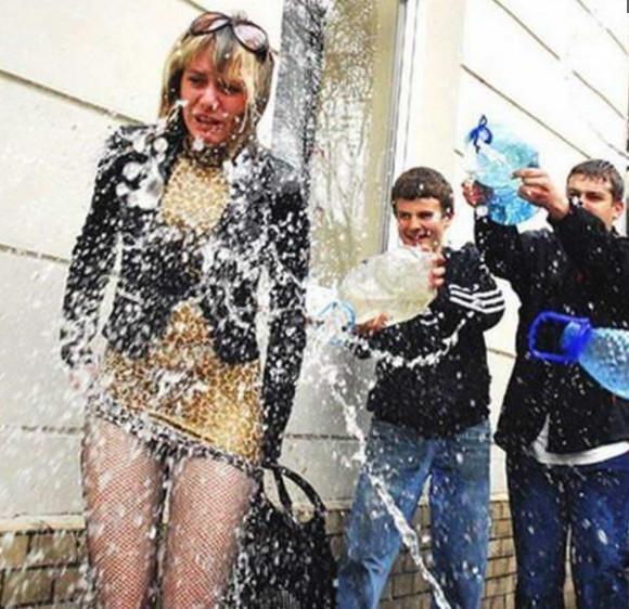 乌克兰美女愁嫁，泼水节上大尺度湿身，性感身材完全暴露