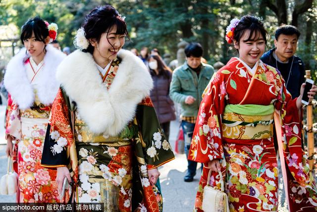 笑靥如花！日本明治神宫举行成人礼 年轻女孩身穿和服拍照