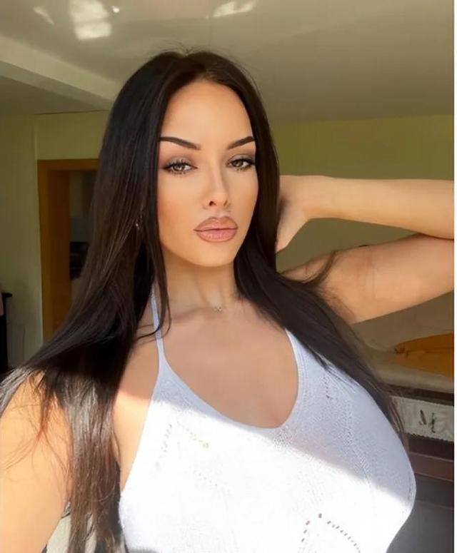 火辣的曲线，迷人的面孔，欧美性感IG网红：Isabella