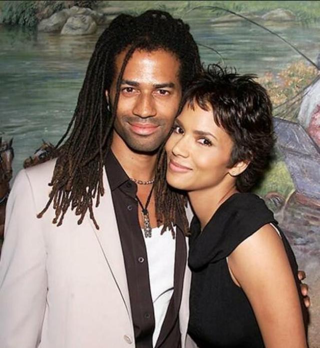 令人惊艳的黑珍珠：伊曼和丈夫甜蜜恩爱24年，哈莉·贝瑞离过3次婚