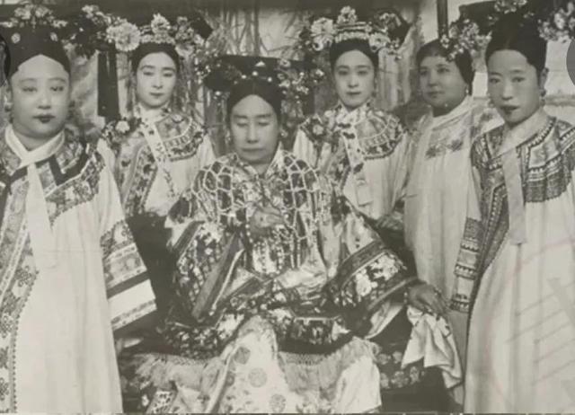 成都姑娘穿清宫服打麻将火了！她们美得让人对清朝服装刮目相看