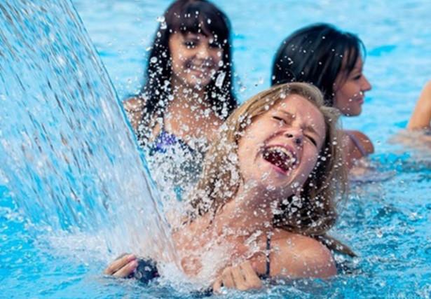 乌克兰美女愁嫁，泼水节上大尺度湿身，性感身材完全暴露