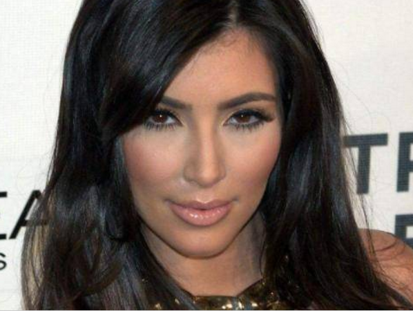 金卡戴珊终于换了发型！电眼配上齐刘海发型，明艳又减龄！