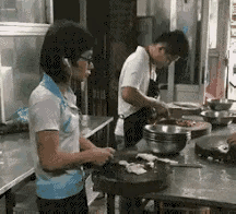 美女在泳池边跳舞，下一秒把我逗笑了，太搞笑了