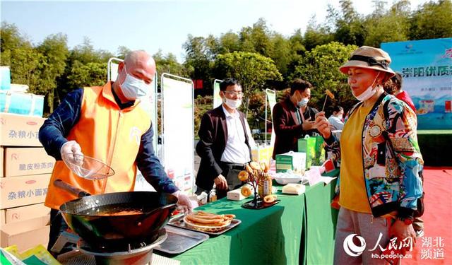 湖北女县委书记直播代言农产品 百万网友围观