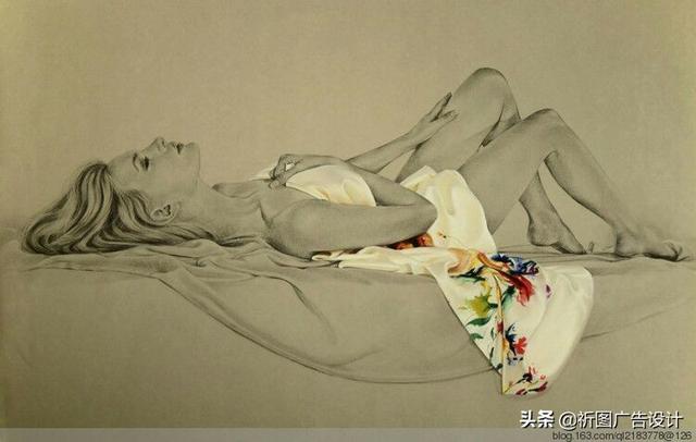 她的木炭粉彩画堪称一绝，性感素描将人体线条展现的性感迷人