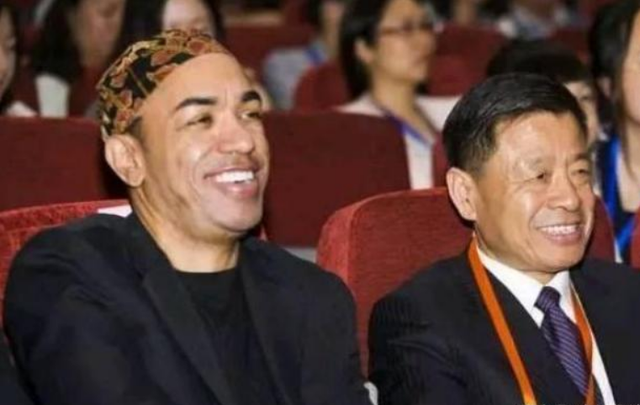 2008年,河南女孩刘雪华不顾反对嫁黑人,婚后得知他是奥巴马弟弟