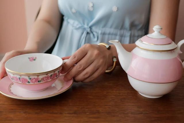 凯特、戴妃同款手镯，英国王室都爱的瓷器，情人节送礼大气有格调