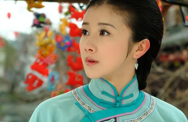 肩带崩断、裙下走光，7位女星走红毯的社死瞬间，画面太尴尬了