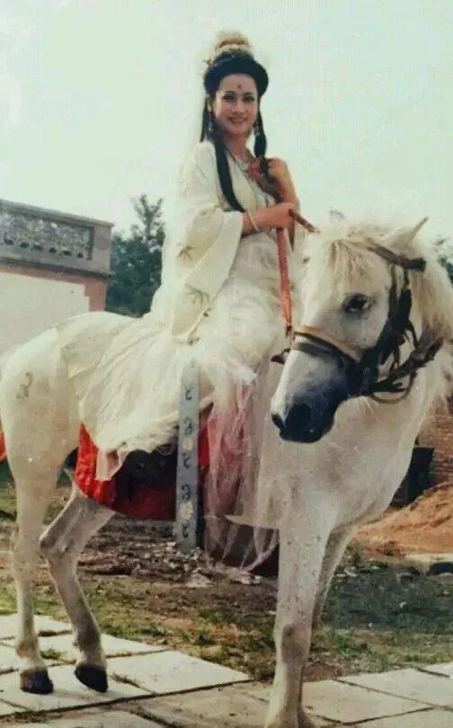 16位女明星骑马大PK！小枫唯美、刘涛好酷、左大玢最让人意外