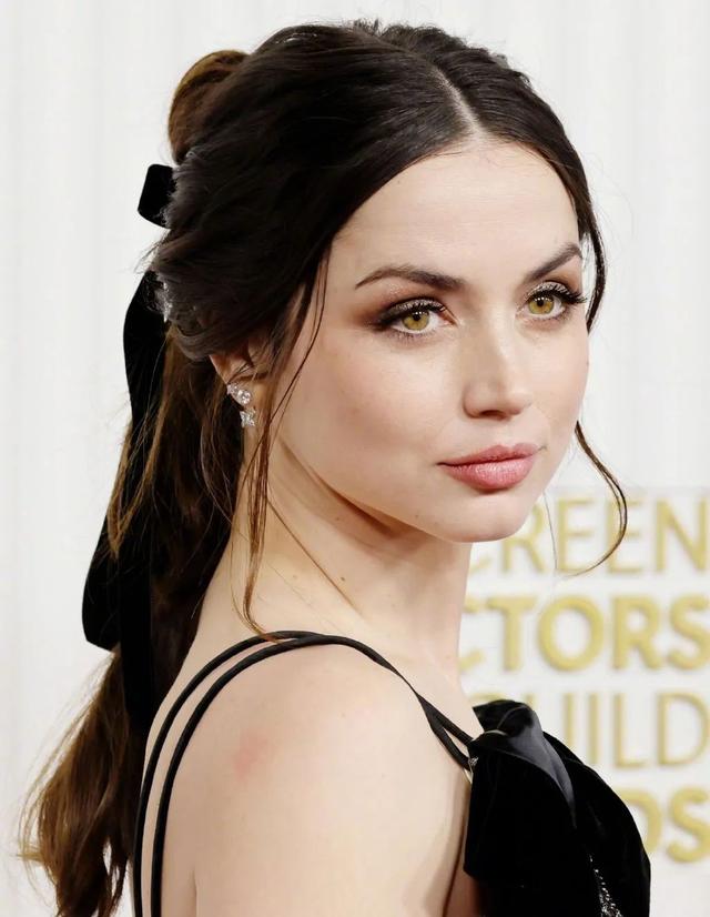 美国这一夜，国际女星风情万种，有人保守有人真大胆，但都不怕冷