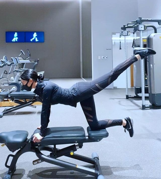 “亚洲第一美女”克拉拉每天秀运动照，但大家看的却是她完美身材