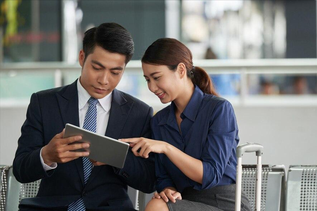 暗恋你的女孩是不会“明目张胆”的，她们只会偷偷看你