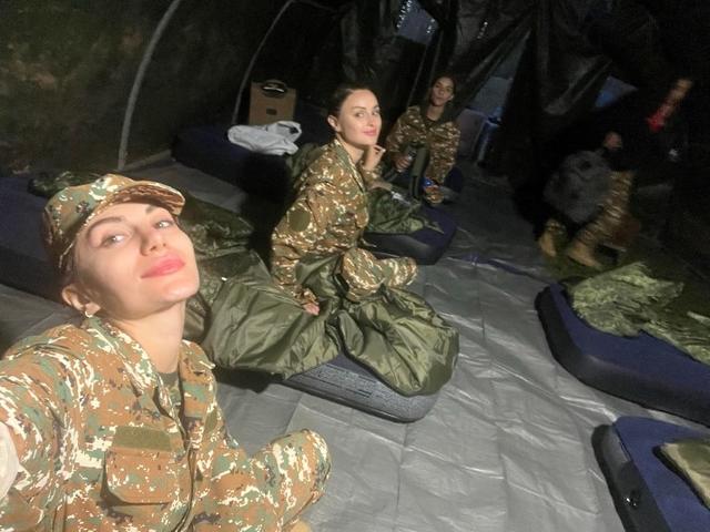 亚美尼亚女兵，能与以色列女兵媲美，7名女星参与训练，坦言太苦