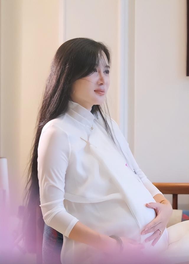 71岁张纪中意外曝出娇妻哺乳照！夫妇差31岁，娇妻为他再添两胎