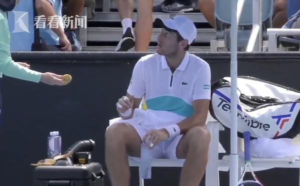 她不是仆人！澳网选手让女球童剥香蕉遭裁判斥责