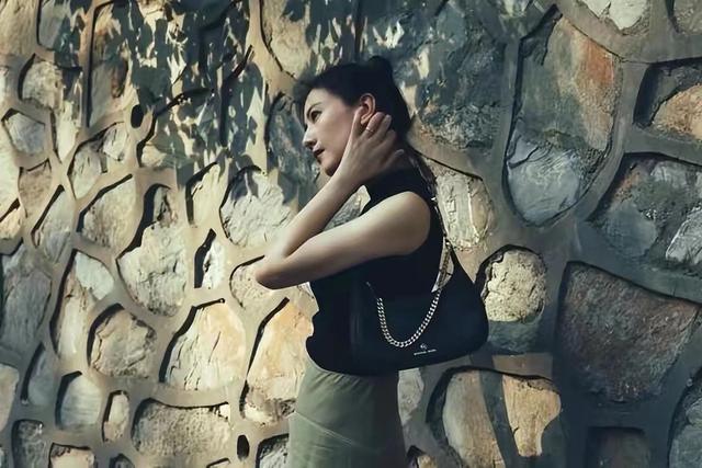 高圆圆小时候美得太夸张!穿塑料凉鞋配白色袜子,小小年纪太时髦