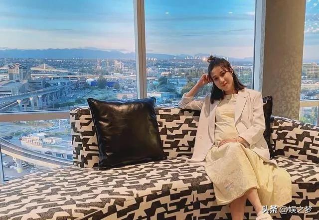 钟嘉欣竟在家生娃！全身赤裸躺浴缸用力，助产士忙孕肚浇水剪脐带