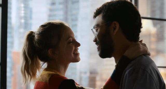 美女偷窥别人隐私生活,却害得男友自杀,尺度和反转令人窒息