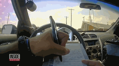 不听命令开车逃逸 视频曝光：65岁妇女遭电击踢巡警裆部 面临指控？