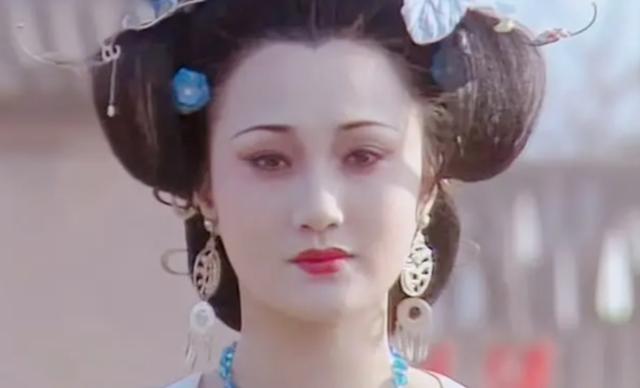 “美人出浴”别尬演，有人一眼万年，有人我想把她按回水里