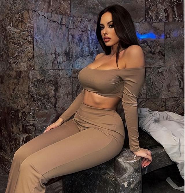 火辣的曲线，迷人的面孔，欧美性感IG网红：Isabella