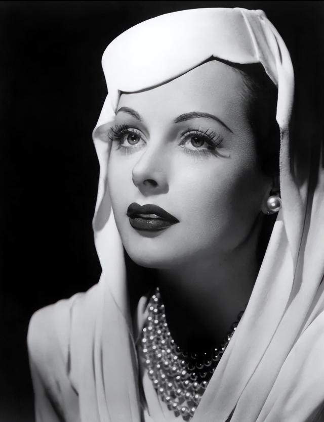 好莱坞头号花瓶海蒂·拉玛:18岁全裸出镜,演技稀烂也被导演疯抢