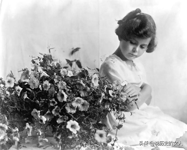 她，世界首位全裸出镜女星，意外搞出一发明成wifi之母