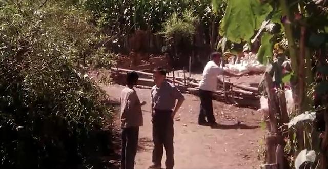 苦命女人年轻丧夫,因长得漂亮被三个男人看上,却选了个穷小子