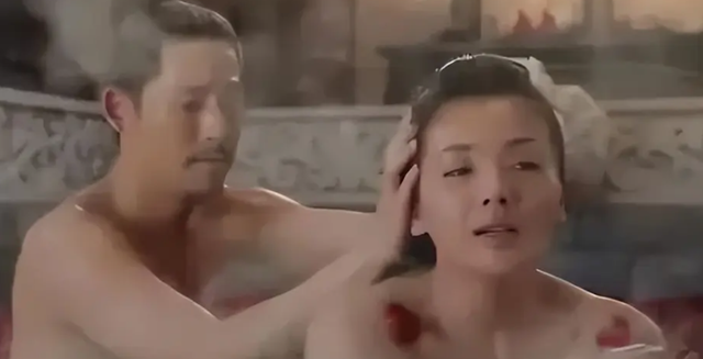 “美人出浴”别尬演，有人一眼万年，有人我想把她按回水里