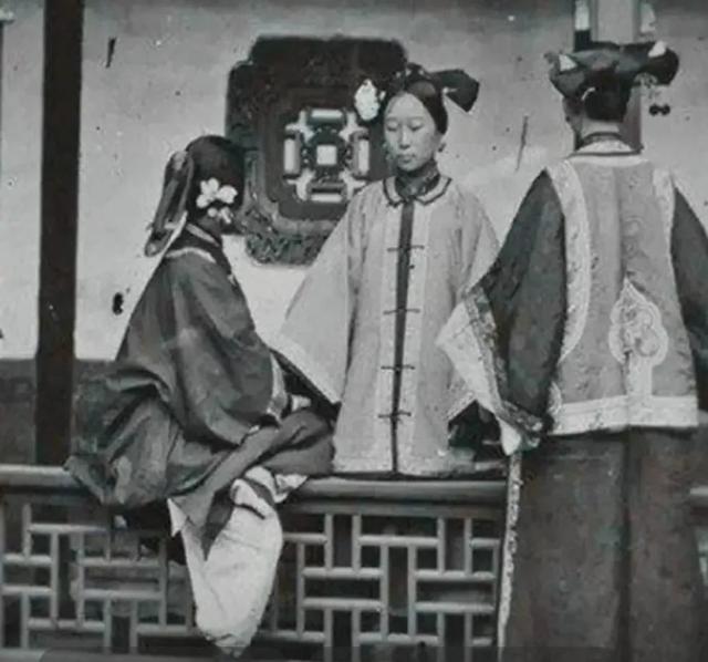 成都姑娘穿清宫服打麻将火了！她们美得让人对清朝服装刮目相看