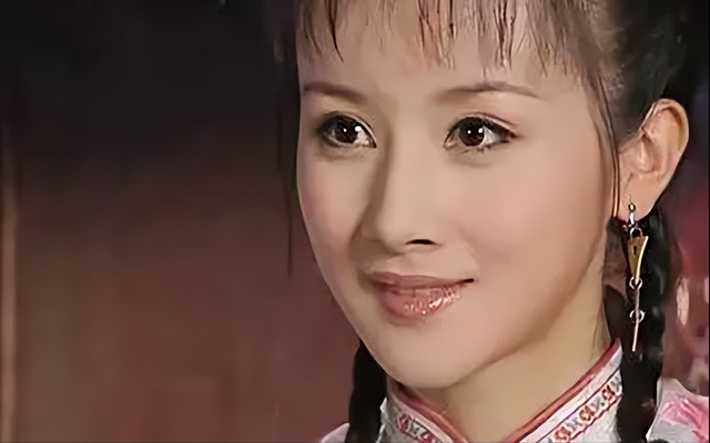 肩带崩断、裙下走光,这些女明星走红毯的社死瞬间,画面太尴尬了