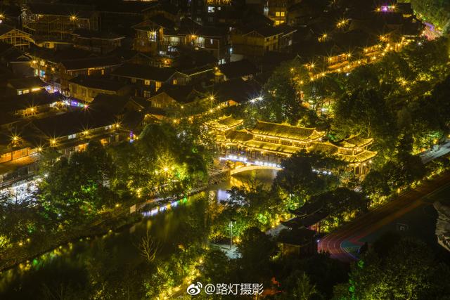 世界上最牛的敬酒方式，苗族美女排成长队给小伙敬酒