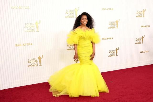 美国这一夜，国际女星风情万种，有人保守有人真大胆，但都不怕冷