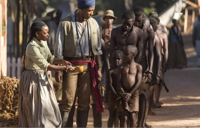 黑奴贸易时，白人为啥要把黑人衣服扒个精光，连遮羞布也不舍得给