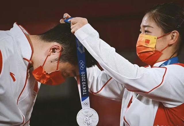 刘诗雯最新消息！一个人拖行李箱现身国内机场，球迷莫名心疼小枣