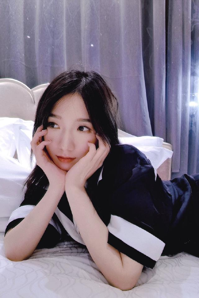 孟美岐趴床上自拍笑侃“做美女好累”，网友：那就做帅哥