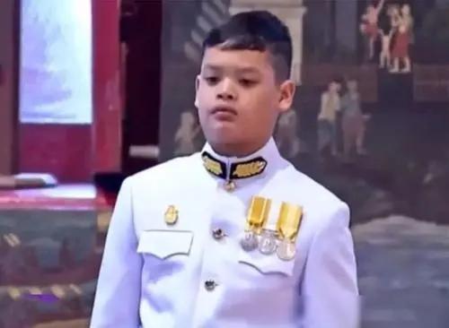 43岁女人为讨好王子丈夫,与狗伏地同食,7个月后被剥夺王妃身份