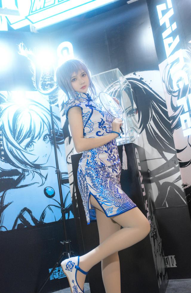 极品高颜值美女高清唯美写真，身穿蓝白色旗袍，你有被惊艳到吗