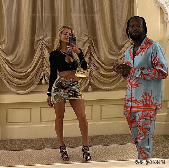 美女和野兽！贝弗利和漂亮白人女友LA豪宅逗狗玩，穿湖人拖鞋表忠心