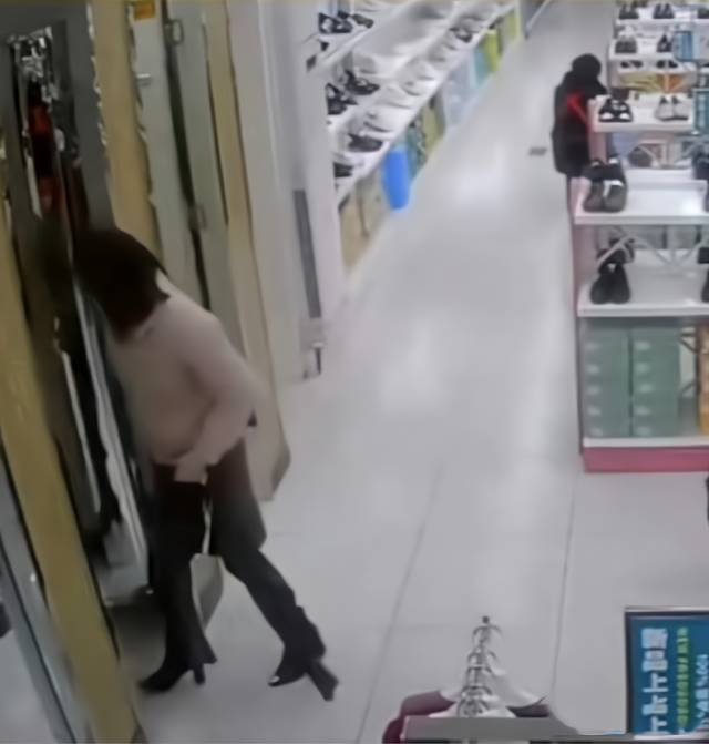 江苏美女尿急，在试衣间尿裤子里，儿子趴地偷看，不堪画面曝光