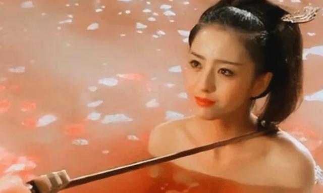 “美人出浴”别尬演，有人一眼万年，有人我想把她按回水里