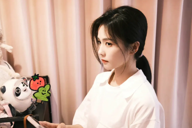 完美女神是假的，胯宽腿粗，溜肩没腰，生图揭露人间真实