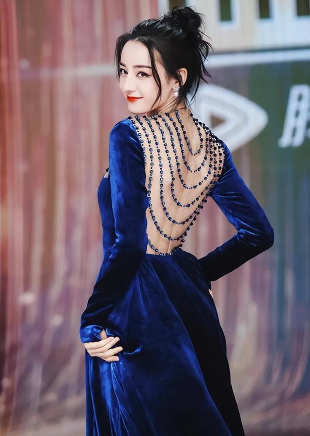 看了迪丽热巴捂胸口，终于知道女明星们有多害怕走光了！