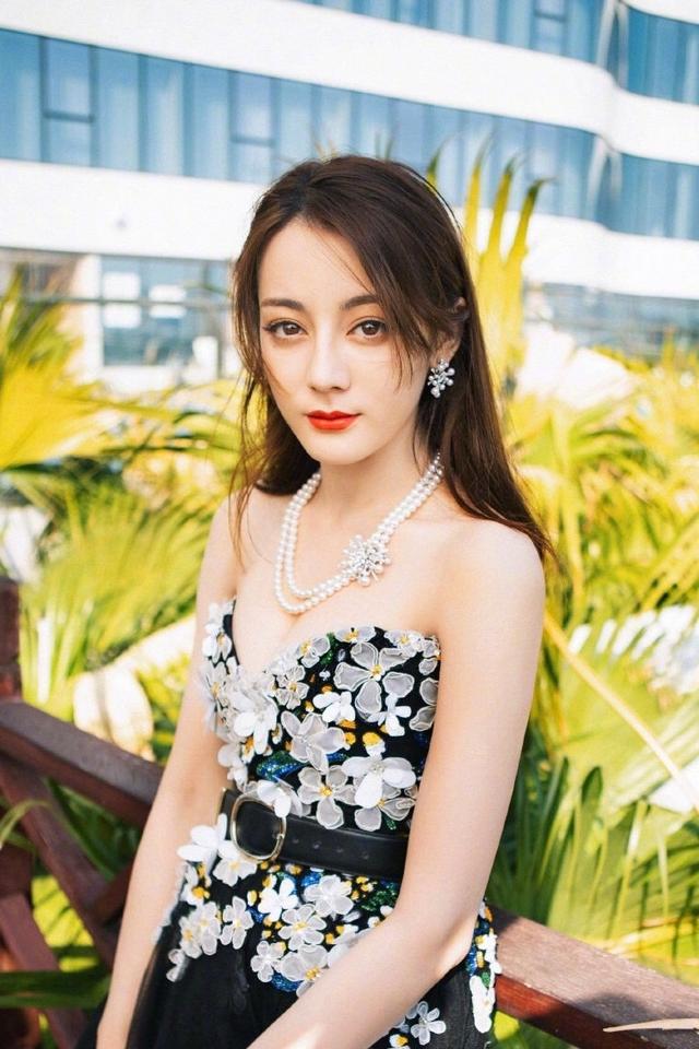 脸上这4处有“窝”的女人，天生就是“美人胚子”，看看你有没有