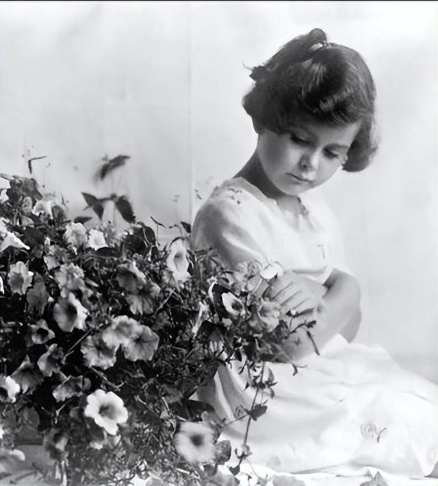 好莱坞头号花瓶海蒂·拉玛:18岁全裸出镜,演技稀烂也被导演疯抢